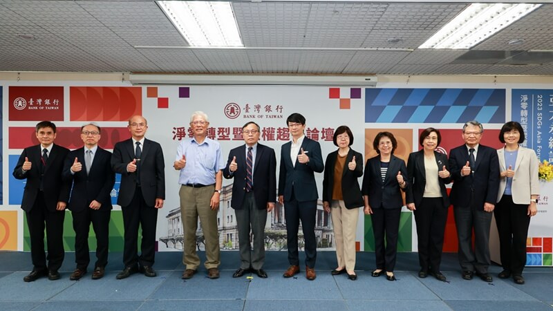 臺灣銀行呂董事長(左五)率領經營團隊與論壇講者李堅明教授(左四)及劉哲良博士(左六)合影。