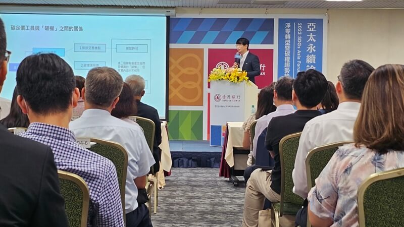 中華經濟研究院能源與環境研究中心主任劉哲良博士分享「碳權交易機制與企業管理應用」。