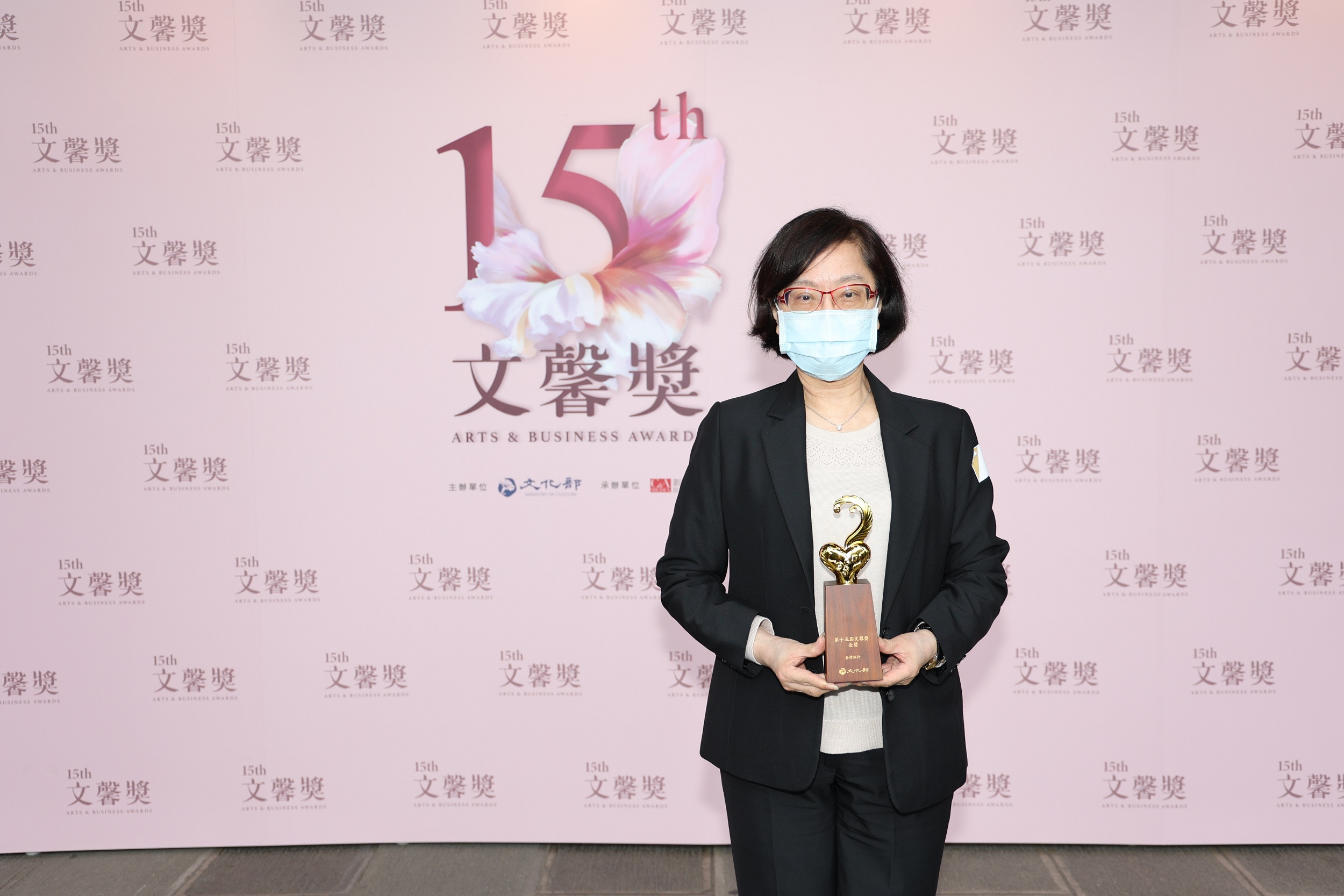 臺灣銀行榮獲文化部第15屆文馨獎常設獎-金獎，由該行吳副總經理慕瑛出席領獎。