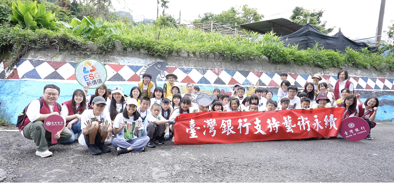 114.7.16臺灣銀行攜手國立臺北藝術大學於樂野部落阿里山國民中小學辦理「樂野藝術夏令營」，由臺銀副總經理李明華(後排左三)率領同仁共同參與。