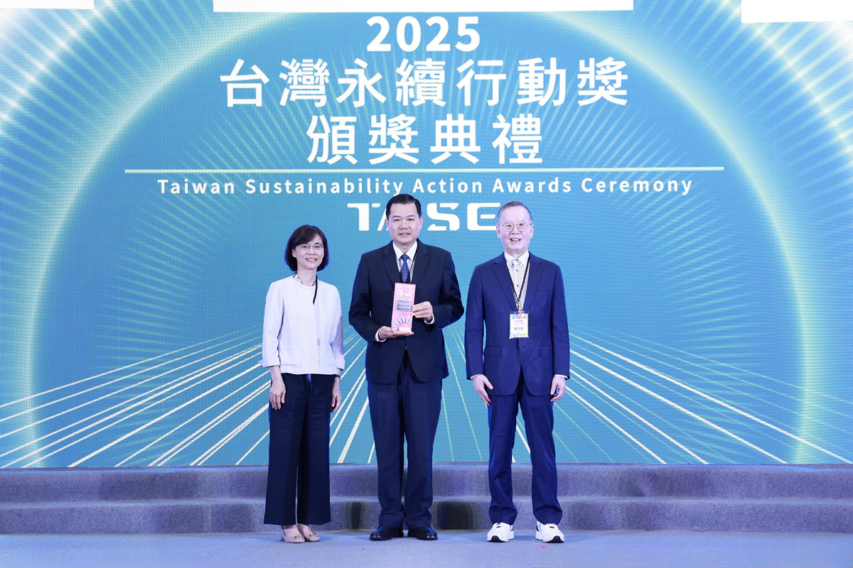 1140911-臺灣銀行榮獲台灣永續行動獎SDG3金級、SDG7與SDG8銀級三項大獎肯定，由財政部常務次長謝鈴媛(左)頒獎，臺銀副總經理吳佑輝(中)出席領獎。