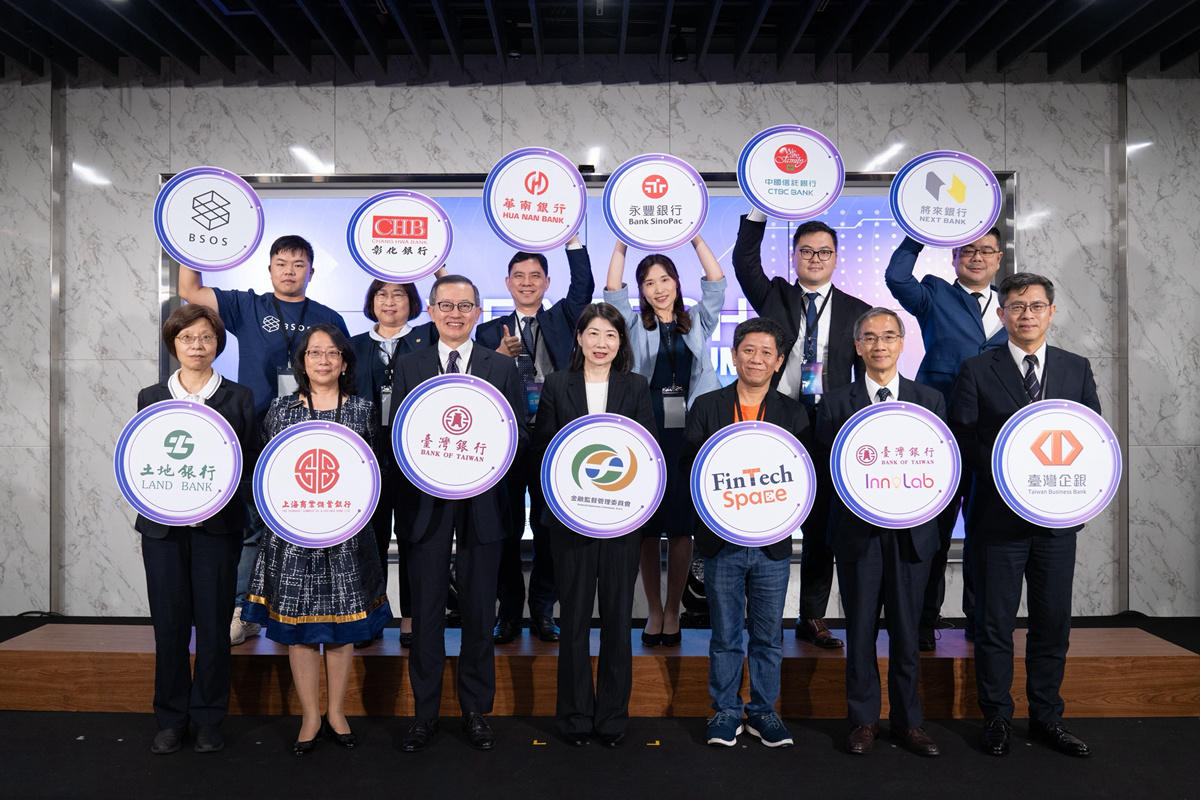 臺灣銀行領銜九家金融機構，於「FinTech Taipei 2025 台北金融科技論壇」共同發表「貴金屬業務RWA代幣化技術跨行應用聯合實證」階段成果，金管會金融市場發展及創新處胡則華處長（前排中）亦到場見證，與各機構代表合影留念。