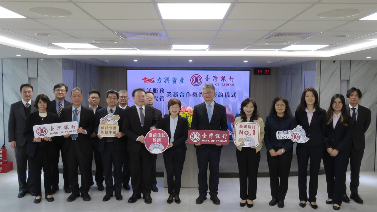 115.1.26臺灣銀行與力興資產跨業合作，圖為臺灣銀行總經理吳佳曉（右六）、台灣金聯兼力興資產董事長宮文萍（前排左五）與團隊共同合影。
