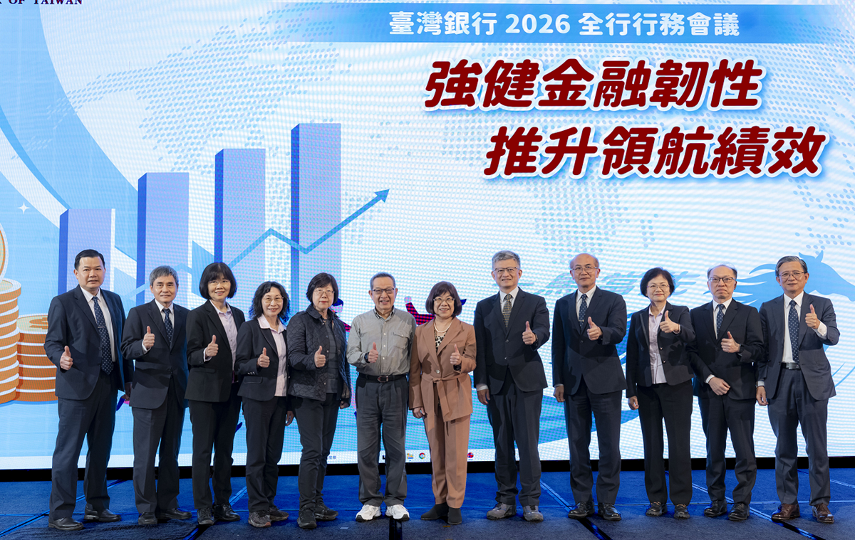 115.03.20臺灣銀行2026全行行務會議邀請中華經濟研究院曹董事長添旺（左六）進行專題演講，並與凌董事長忠嫄（左七）、吳總經理佳曉（右五）、金控施總經理瑪莉（左五）及經營團隊於大會會場合影留念。